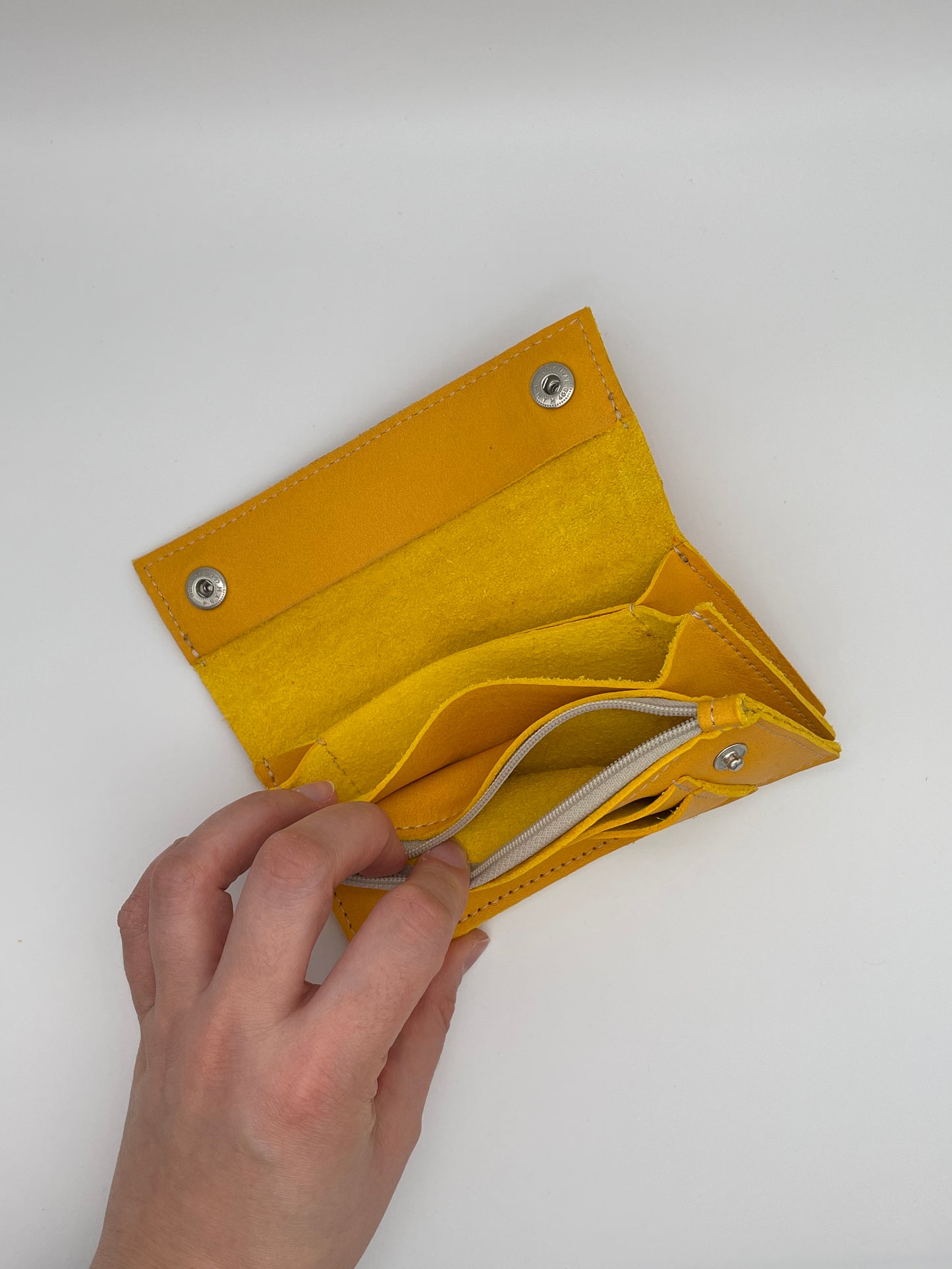 Upcycling wallet MIKA out of olive leather®